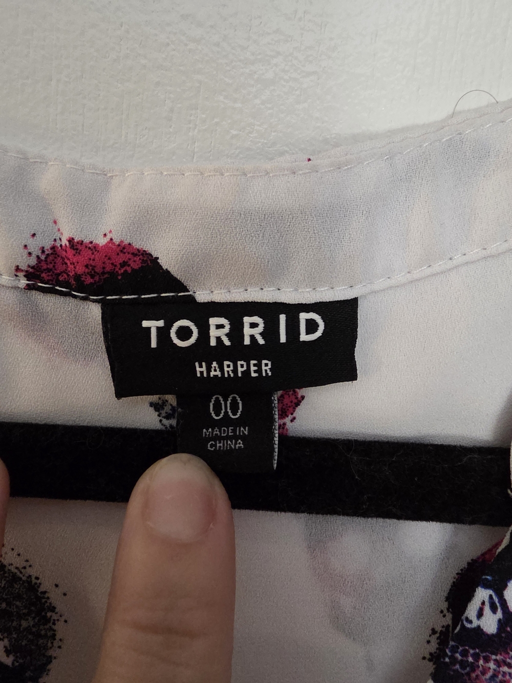 torrid White Sleeveless Skull Print Blouse - Picture 2 of 4